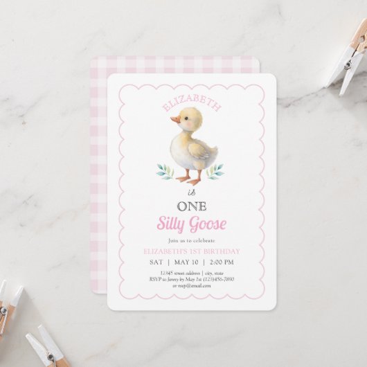 One Silly Goose Pink Whimsical Girl First Birthday 招待状 (正面/裏面インサイチュ)