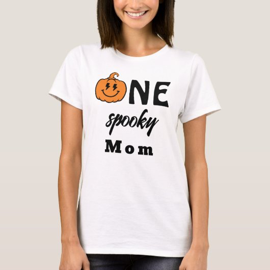 One Spooky Mom Halloween Matching Family Tシャツ (正面)