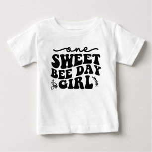 One Sweet Bee Day Girl - 1stバースデーシャツ ベビーTシャツ