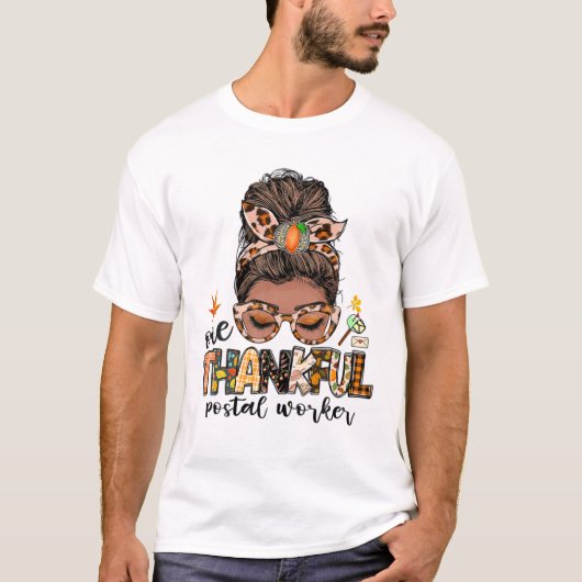 One Thankful Postal Worker Messy Bun Fall Funny Th Tシャツ (正面)