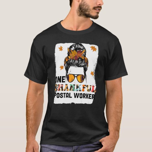 One Thankful Postal Worker Messy Bun Fall Thanksgi Tシャツ (正面)
