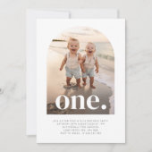 One Twin Boys – アーチ型フォトファースト誕生日 招待状 (正面)