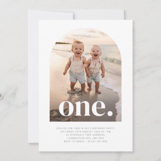 One Twin Boys – アーチ型フォトファースト誕生日 招待状 (正面)