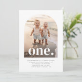 One Twin Boys – アーチ型フォトファースト誕生日 招待状 (スタンド正面)