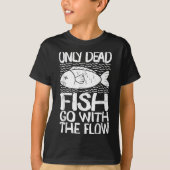 Only Dead Fish Go With Flow Motivational Quote  Tシャツ (正面)
