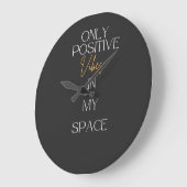 Only positive Vibes in my space ラージ壁時計 (傾斜)
