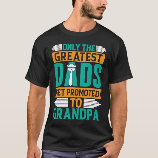 Only the Greatest Dads get promoted to Grandpa  Fa Tシャツ (正面)