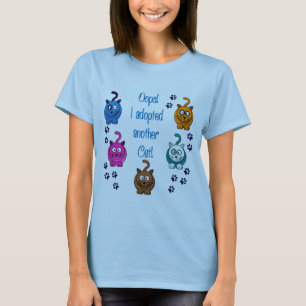 Oops! 私は別の猫を採用しました! tシャツ