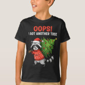 Oops I Got Another Tree Funny Raccoon Christmas Qu Tシャツ (正面)
