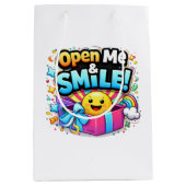 Open Me & Smile Gift Bag – Fun Party Illustration ミディアムペーパーバッグ (正面)