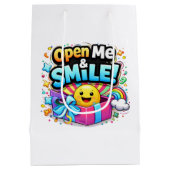 Open Me & Smile Gift Bag – Fun Party Illustration ミディアムペーパーバッグ (裏面)