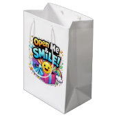 Open Me & Smile Gift Bag – Fun Party Illustration ミディアムペーパーバッグ (裏面アングル)