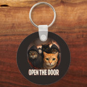 "Open The Door" 面白いパーカーを着た猫のキーチェーン キーホルダー (正面)