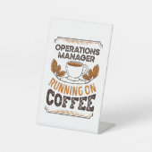 Operations ManagerのランニングがCoffeine Giftを発表 台座サイン (正面)
