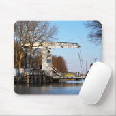 Ophaalbrug over gracht in Nederland. マウスパッド (マウス)