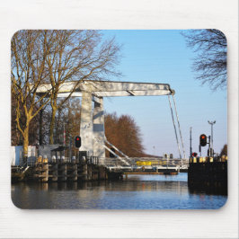 Ophaalbrug over gracht in Nederland. マウスパッド