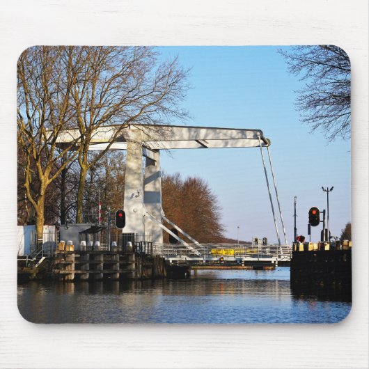 Ophaalbrug over gracht in Nederland. マウスパッド (正面)