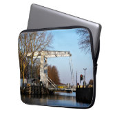 Ophaalbrug over gracht in Nederland. ラップトップスリーブ (正面左)