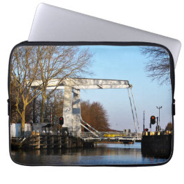 Ophaalbrug over gracht in Nederland. ラップトップスリーブ