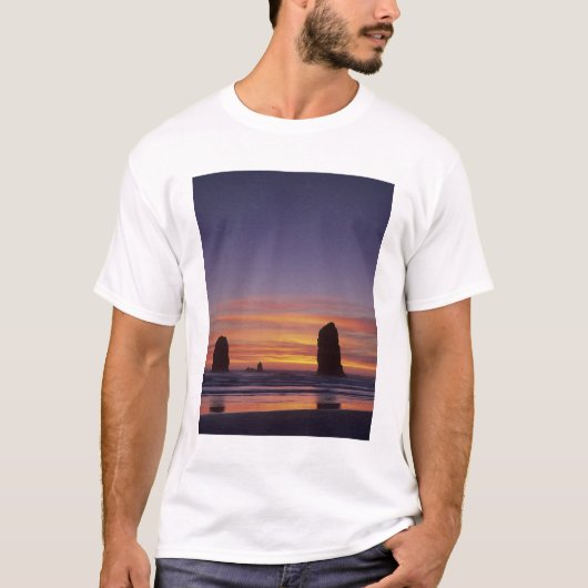 OR、オレゴン州海岸、キャノンビーチ、海岸の岩(シー・スタック) Tシャツ (正面)