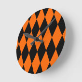 Orange Black Harlequin Diamonds Checkers Design ラウンド壁時計 (傾斜)