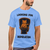 Orange cat looking for inspiration tシャツ (正面)
