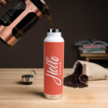 Orange Helloモダンシンプルスクリプト ウォーターボトル<br><div class="desc">熱い飲み物や冷たい飲み物を持ち素晴らし込み、「こんにちは」と名づけられパーソナライズされたて迎える。トレンディーブラシスクリプトHelloタイポグラフィは、タンブラーをユニークな自分のものにするためにパーソナライズを追加した歓迎touchを追加する。明るいオシンプルレンジと白の中に見えるスタイルとポップのシックなコントラスト!水素晴らし、コーヒー、ジュースや他の飲料など、一緒に飲むのが好きな外出先の誰にとっても。すばらしい贈り物だ。</div>