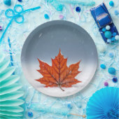 Orange Maple Leaf On Fresh Snow ペーパープレート (パーティー)