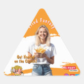 Orange Smiling Blonde Woman Fries Family Fun 三角形シール (正面)
