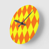 Orange Yellow Harlequin Checkered Design  ラウンド壁時計 (傾斜)