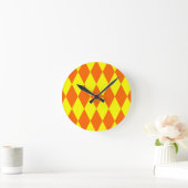 Orange Yellow Harlequin Checkered Design  ラウンド壁時計 (ホーム)