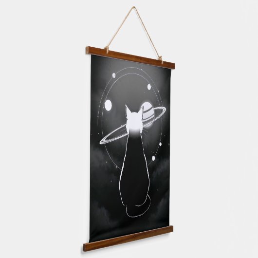 Orbiting Cosmic Cat Wall Art — Minimalist 吊り下げ型タペストリー (傾斜あり)
