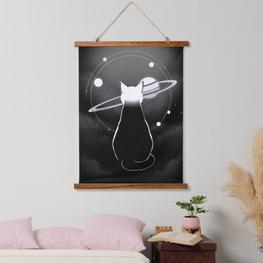 Orbiting Cosmic Cat Wall Art — Minimalist 吊り下げ型タペストリー (寝室)