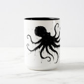 Orkney Dark Ink Illustration – Grasping Octopus ツートーンマグカップ (中央)