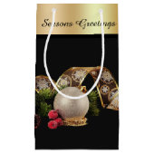 Ornament, Evergreen and Gold Ribbon スモールペーパーバッグ (正面)