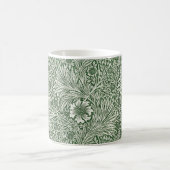 Ornate floral pattern of white flowers & leaves コーヒーマグカップ (中央)