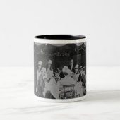 Osbourneの朝食のパーティー ツートーンマグカップ (中央)