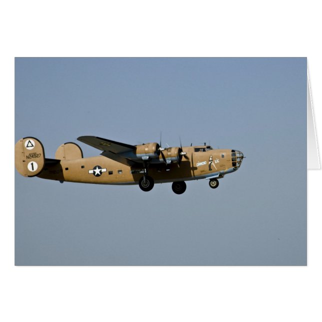 Oshkoshで上陸するダイヤモンドのLil B-24の爆撃機 (正面横)