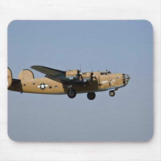 Oshkoshで上陸するダイヤモンドのLil B-24の爆撃機 マウスパッド (正面)