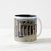 Osirideは壁を並べるRamesses IIを計算します ツートーンマグカップ (正面右)