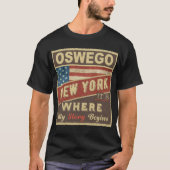 OSWEGO, NYストーリーが始まる場所 Tシャツ (正面)