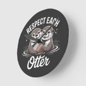 Otter Respect Each Other Funny ラウンド壁時計 (傾斜)