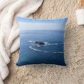 Otter Rock, Cape Foulweather, Newport，オレゴン クッション (ブランケット)