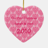Ou初めてのクリスマスピンクダマスクフォトオーナメント セラミックオーナメント (裏面)