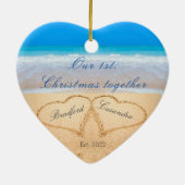 Our 1st Christmas Together | Hearts in Sand セラミックオーナメント (裏面)