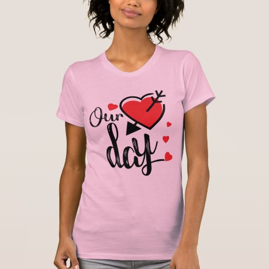 Our Day Cute Heart & Arrow Romantic Valentine Tシャツ (正面)