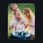 Our Family Hand Lettered Script Customizable マグネット<br><div class="desc">カスタマイズ可能なフォトマグネットで、家族の特別な瞬間の1つを表示する。白い手書き文字「私たちの家族」を使用したフォトマグネット。写真と文字を追加してパーソナライズこれは卒業式の贈り物として完璧だ。</div>