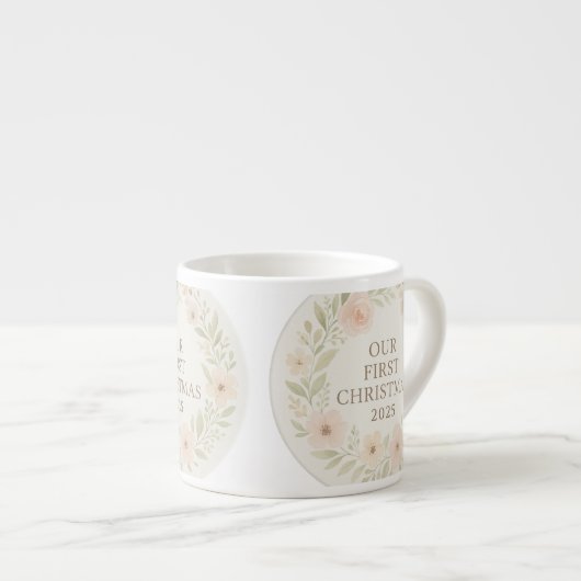Our First Christmas 2025 Mug – Cute Holiday Keepsa エスプレッソカップ (正面右)