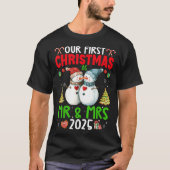 Our First Christmas As Mr Mrs 2025 Couple Tシャツ (正面)