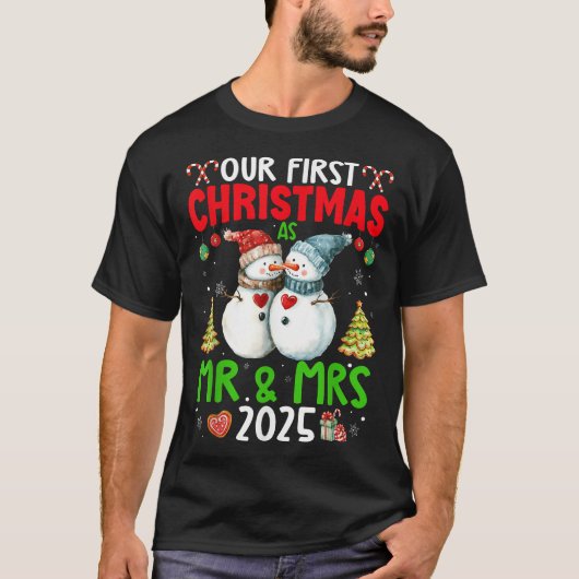 Our First Christmas As Mr Mrs 2025 Couple Tシャツ (正面)